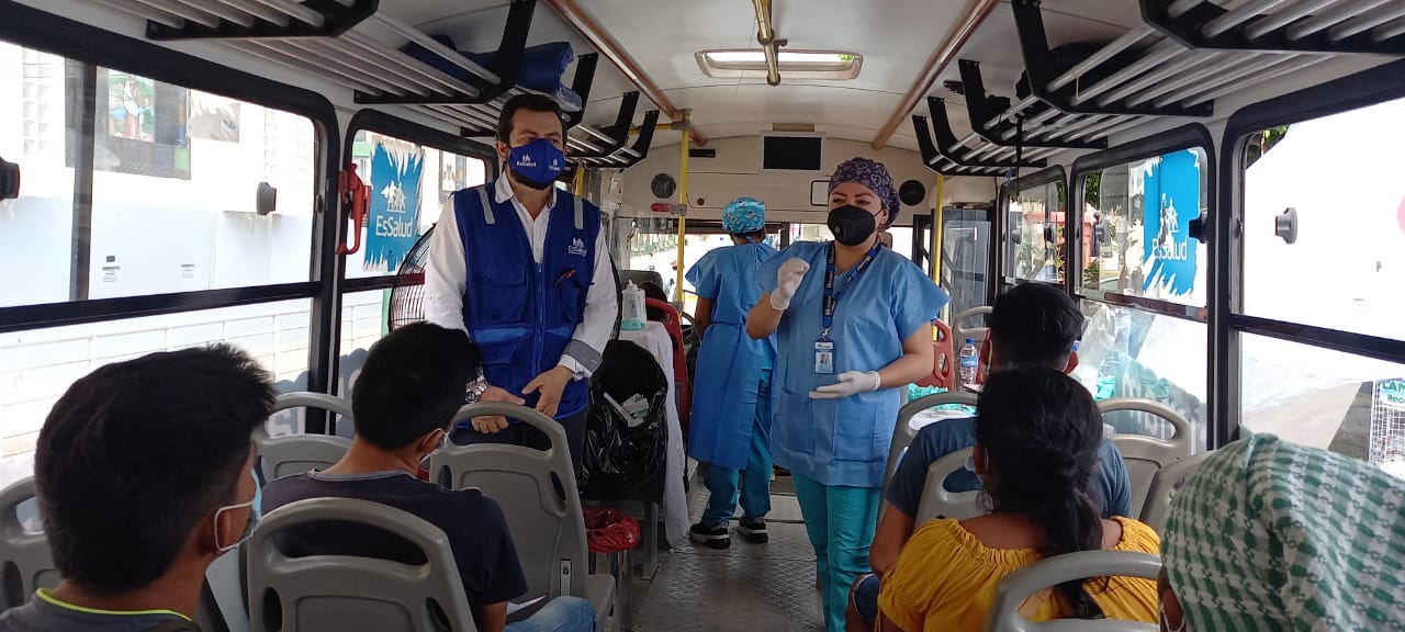 Essalud - Vacunabus de EsSalud Tarapoto se trasladó a la ciudad de Lamas e inmunizó a más de 300 personas