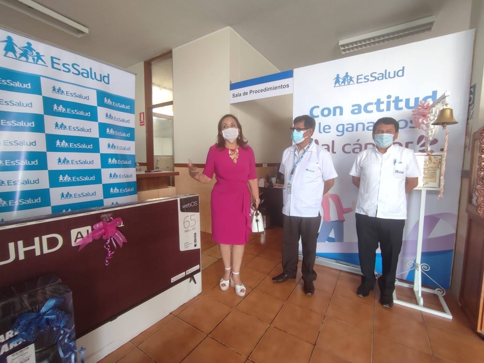 Essalud - EsSalud Tacna recibe donación para pacientes con tratamiento de quimioterapia