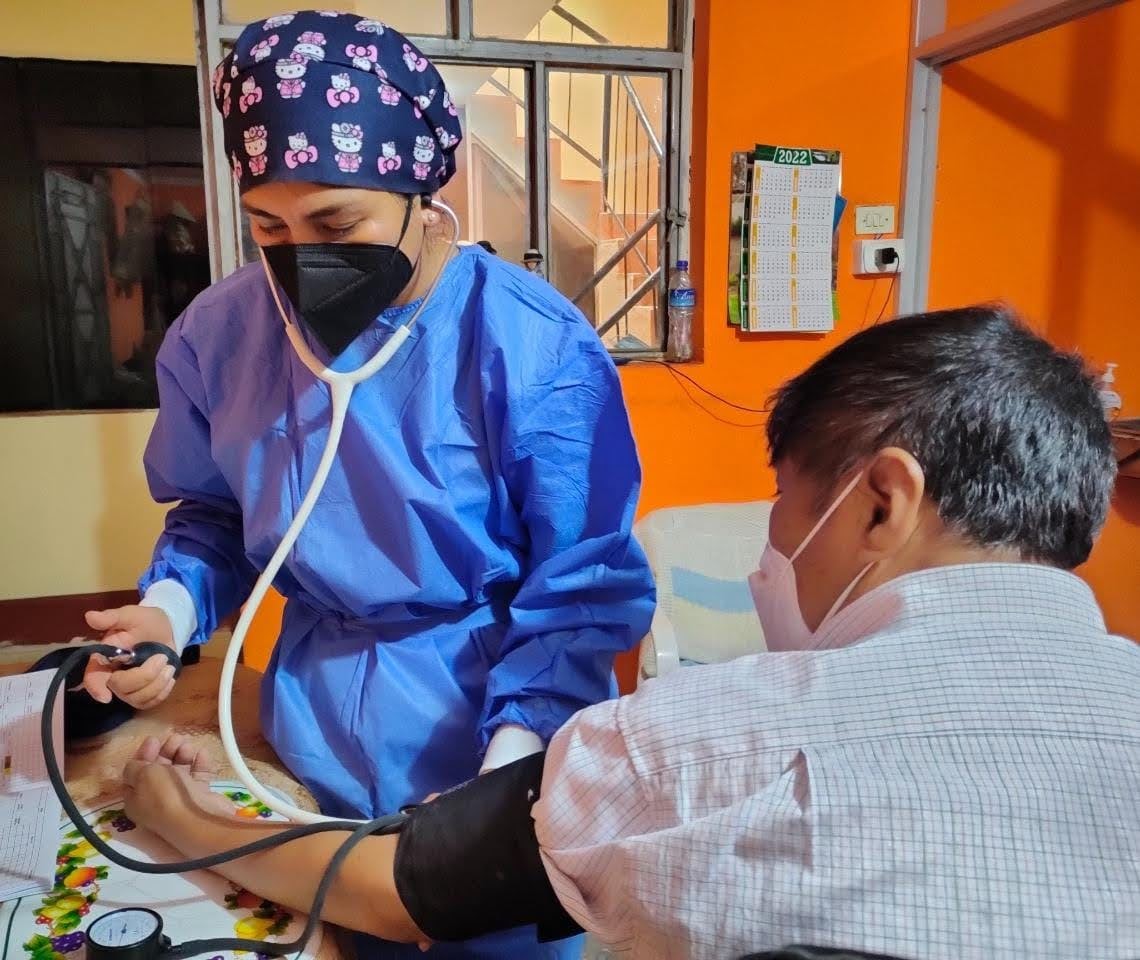 Essalud - EsSalud Ayacucho brinda atención domiciliaria a pacientes renales en diálisis