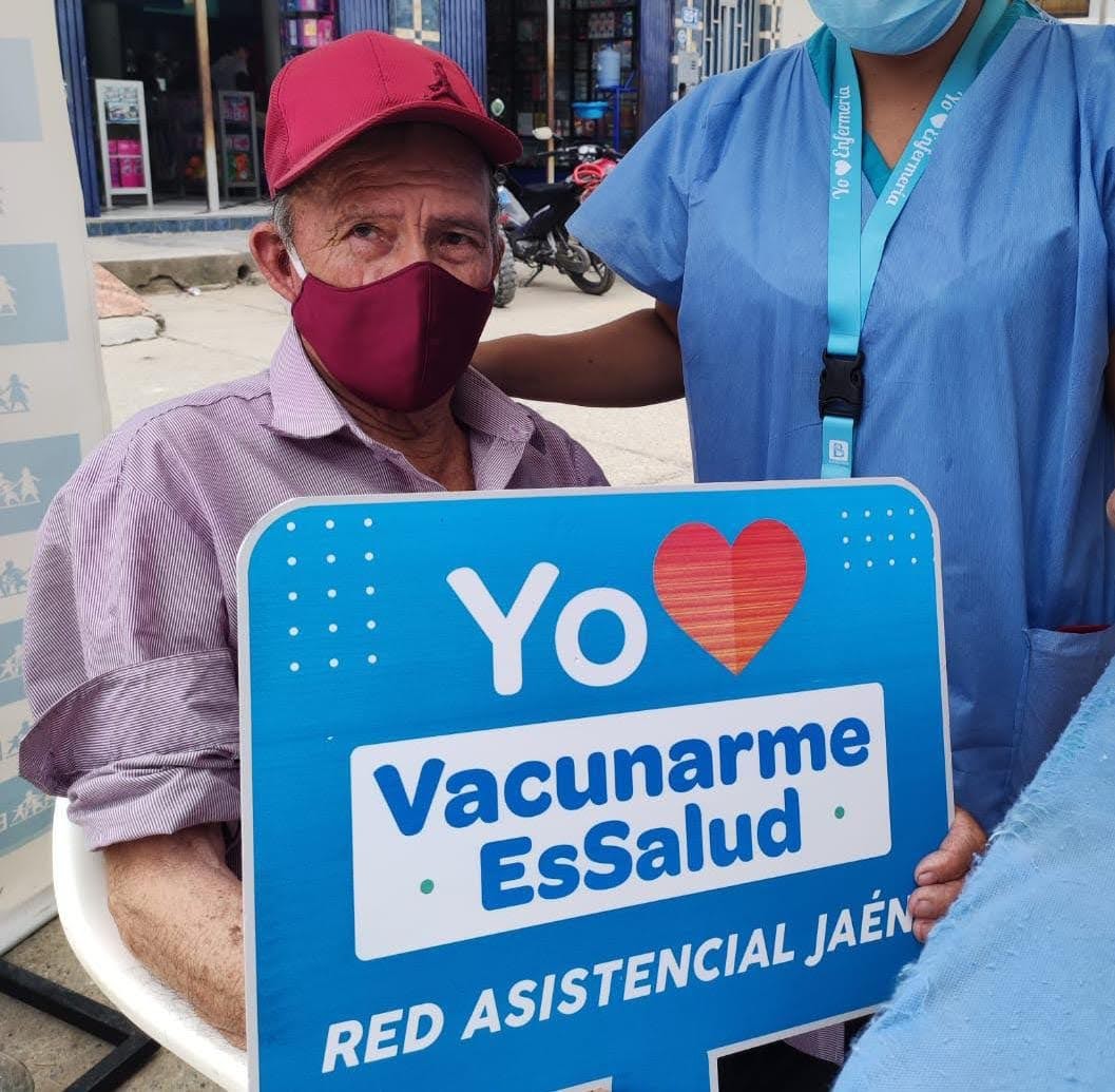 Essalud - EsSalud Jaén vacuna contra Covid-19 a adultos mayores de 70 años