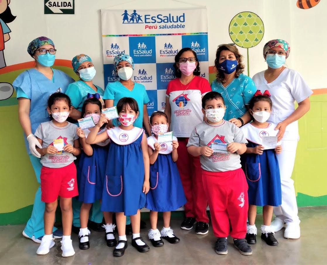 Essalud - Vacunación contra Covid-19 en instituciones educativas realiza EsSalud Tarapoto