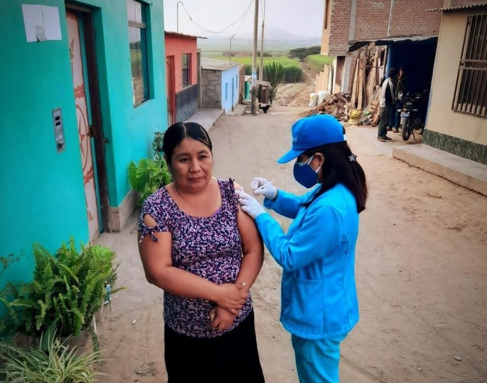 EsSalud La Libertad vacuna contra Covid-19, casa por casa, en distrito de Laredo
