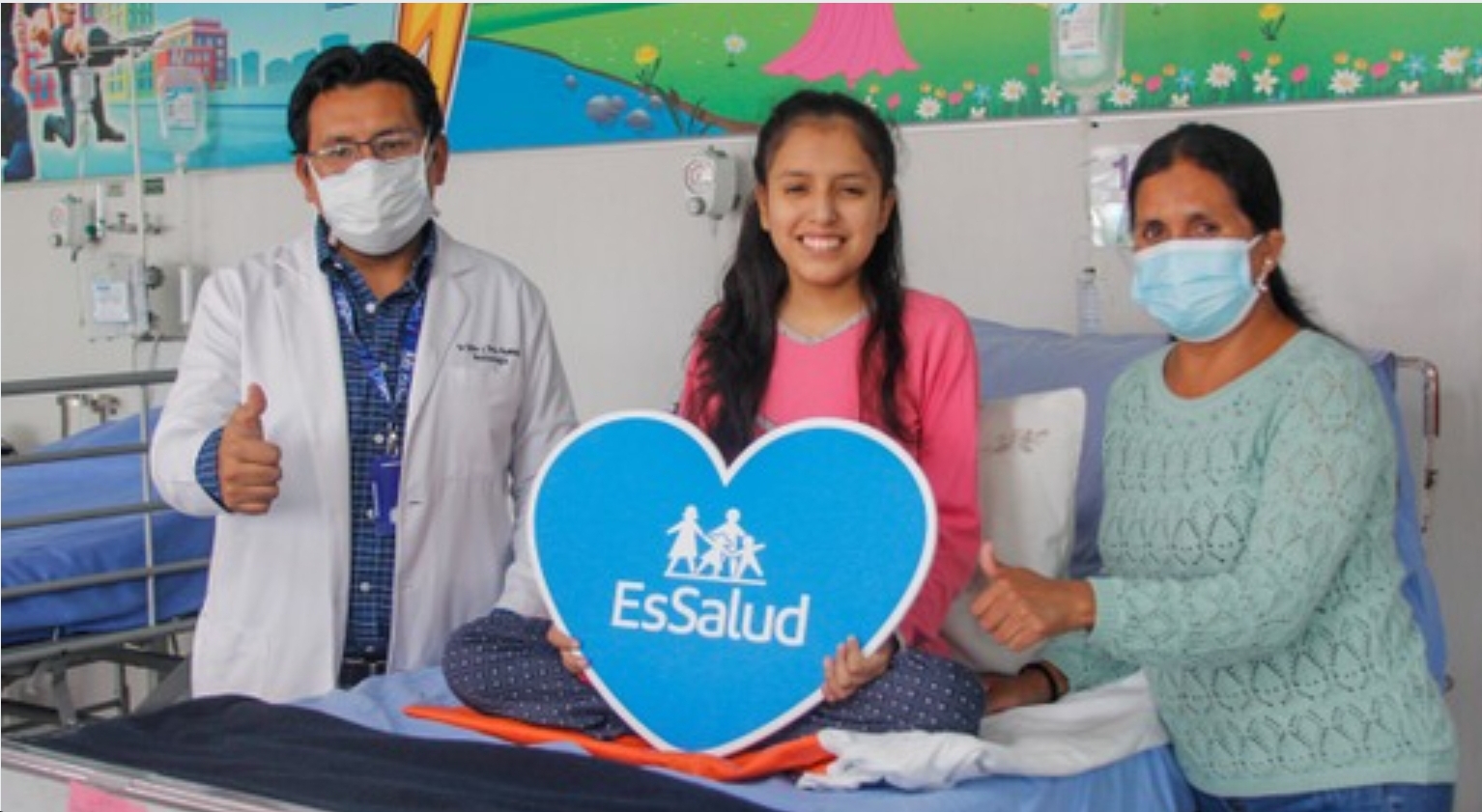 EsSalud: Corrigen deformidad de columna vertebral de una adolescente que sufría severa escoliosis