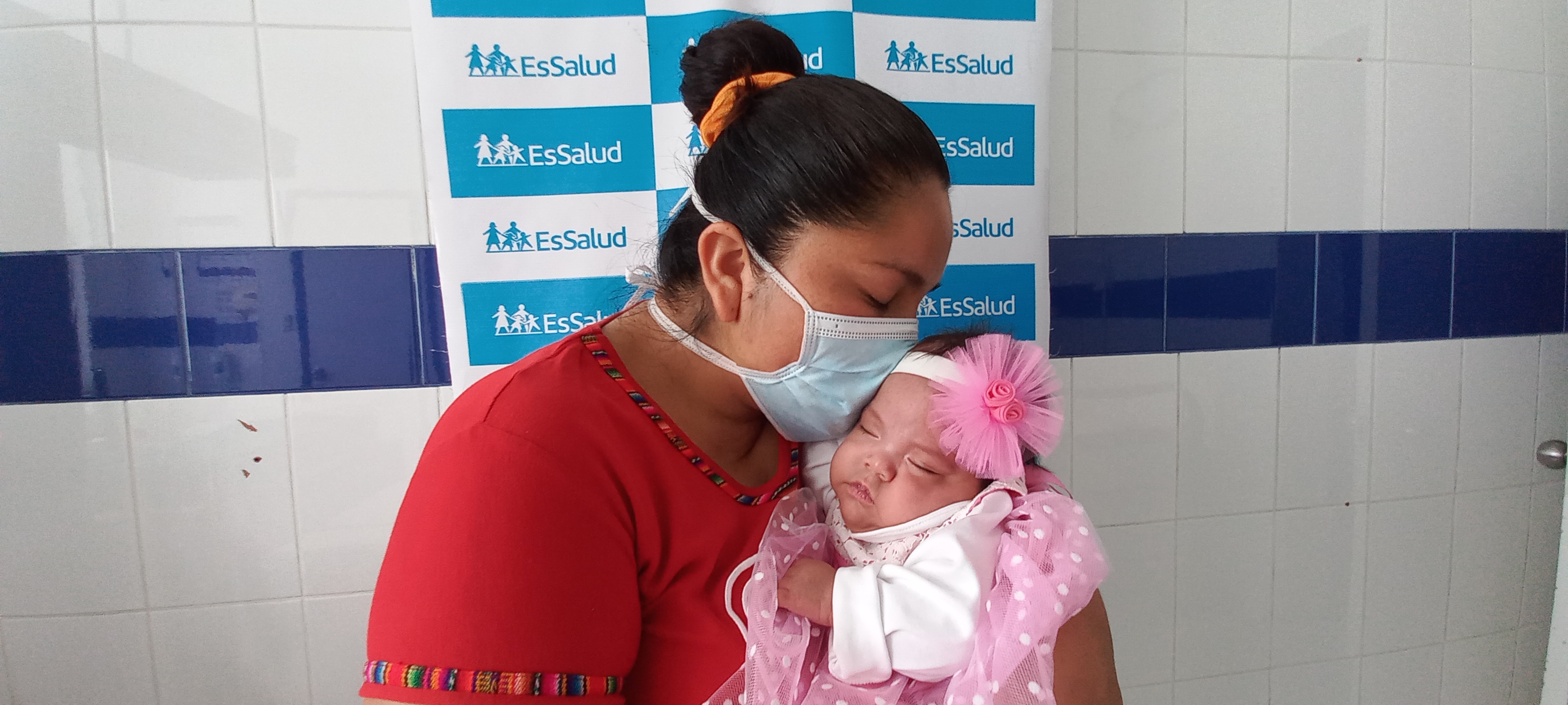 EsSalud: Salvan la vida de bebé prematura que nació a los cinco meses y con solo 630 gramos de peso