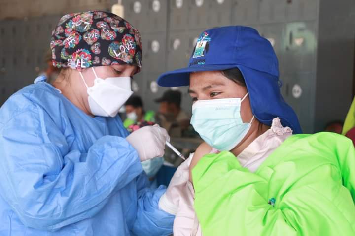 Essalud - EsSalud Huánuco inmuniza cerca de 400 trabajadores municipales