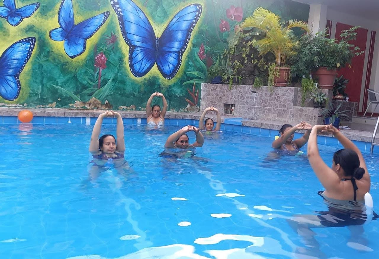 Essalud - Gestantes de EsSalud Tarapoto realizan gimnasia acuática