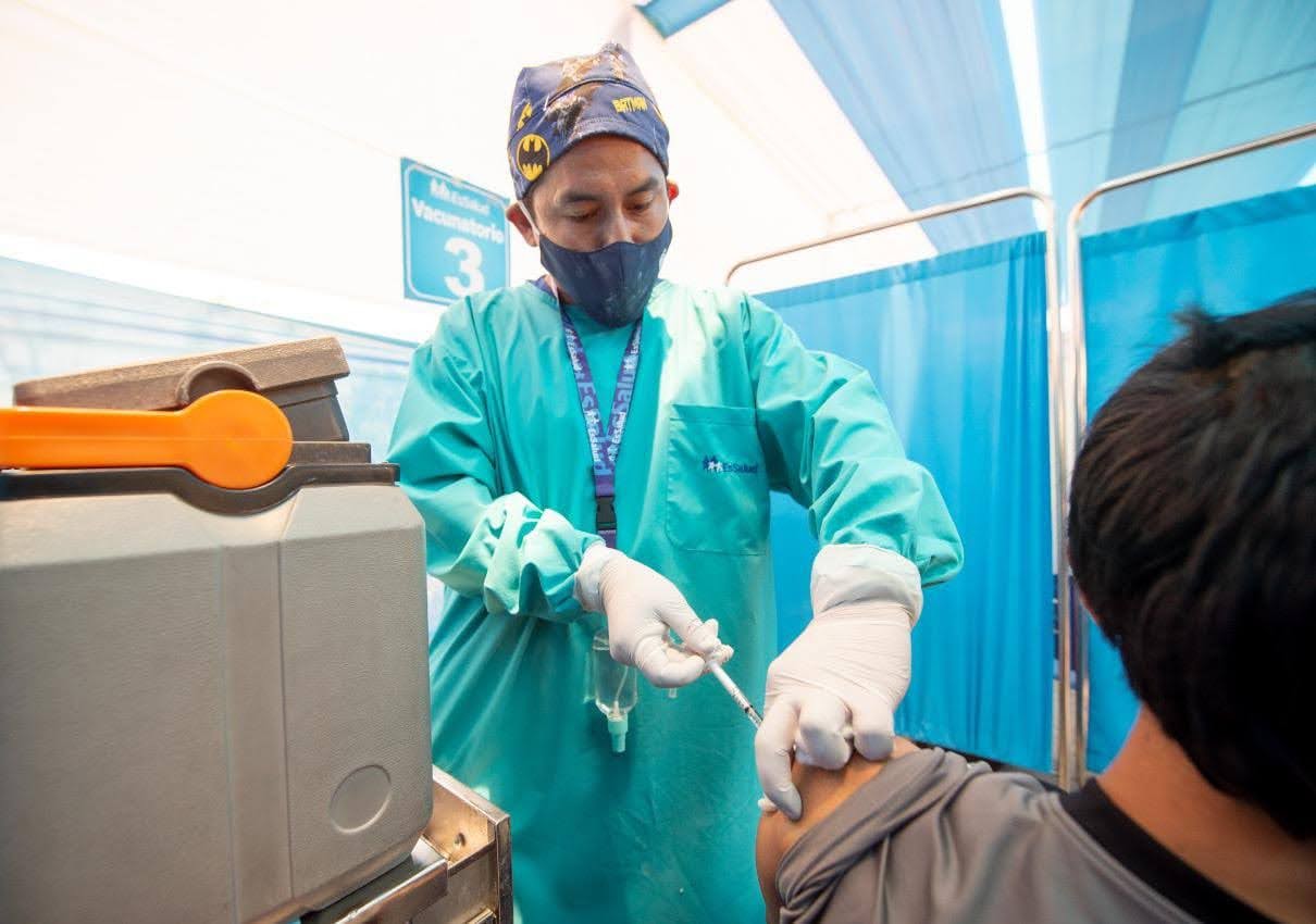 Essalud - EsSalud Arequipa recomienda vacunarse contra la influenza para prevenir infecciones respiratorias