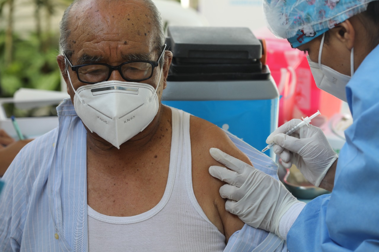 Essalud - EsSalud vacunó contra la influenza a más de 70 mil adultos mayores a nivel nacional