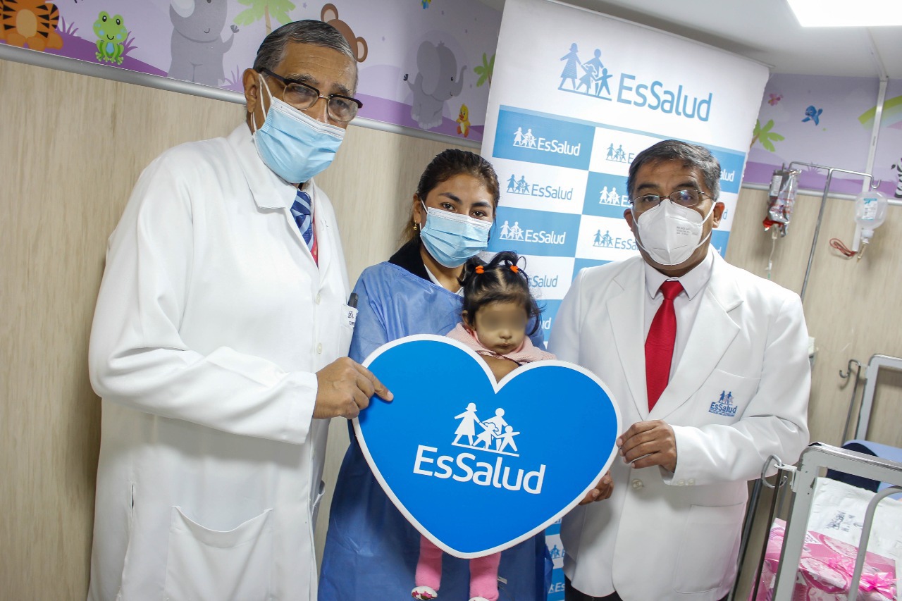 Essalud - EsSalud: Bebé de un año vuelve a nacer gracias a exitoso trasplante de hígado que se realizó en Hospital Rebagliati