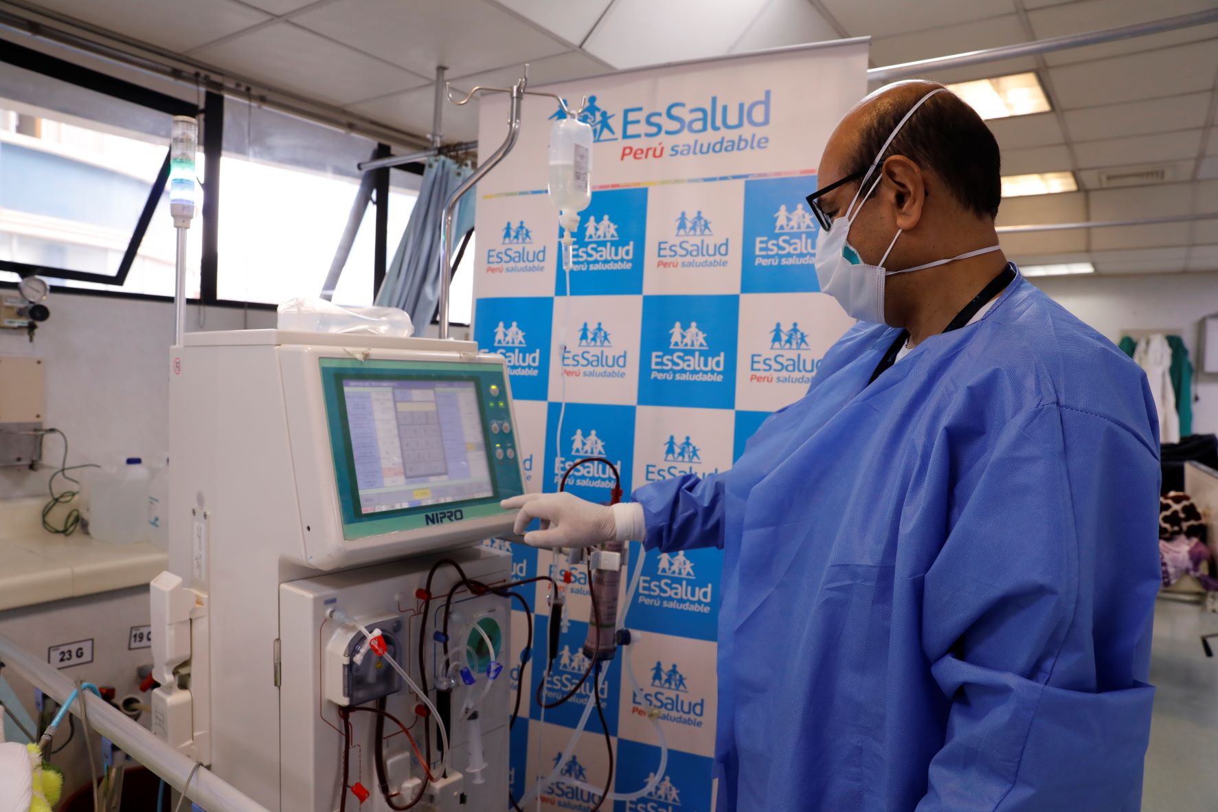 Essalud - Hospital Almenara de EsSalud realizó más de 3000 terapias de hemodiálisis a pacientes Covid-19, durante la pandemia