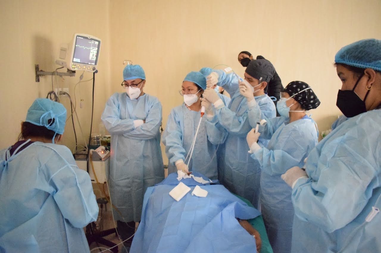 Essalud - EsSalud aplica moderna técnica para tratar a pacientes con secuelas por estancia prolongada en UCI COVID-19