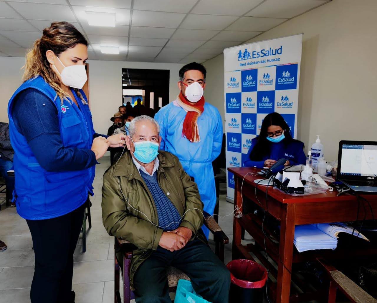 Essalud - EsSalud Huaraz entrega 48 audífonos medicados a pacientes con discapacidad auditiva
