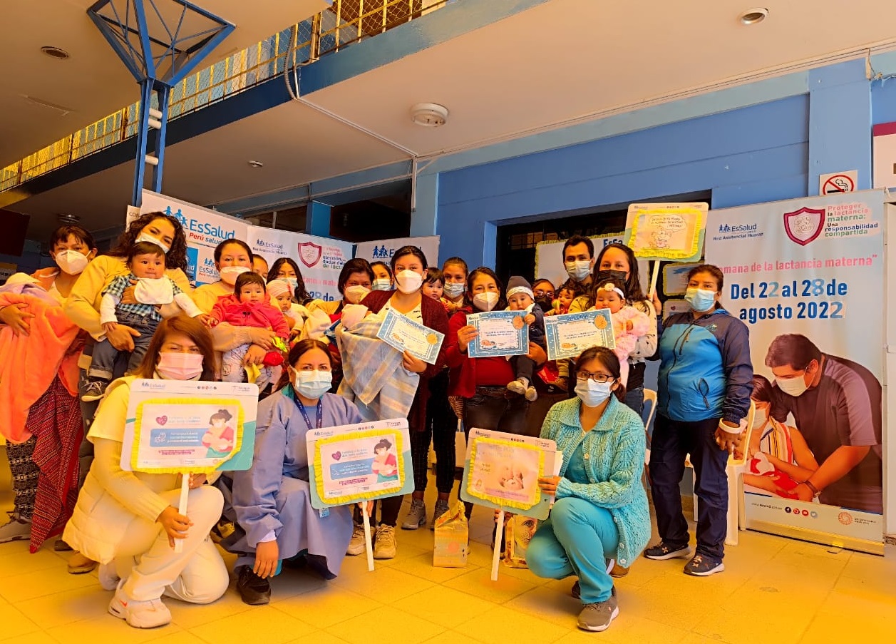 EsSalud Huaraz premia a los reyes mamoncitos en concurso por la Semana de la Lactancia Materna