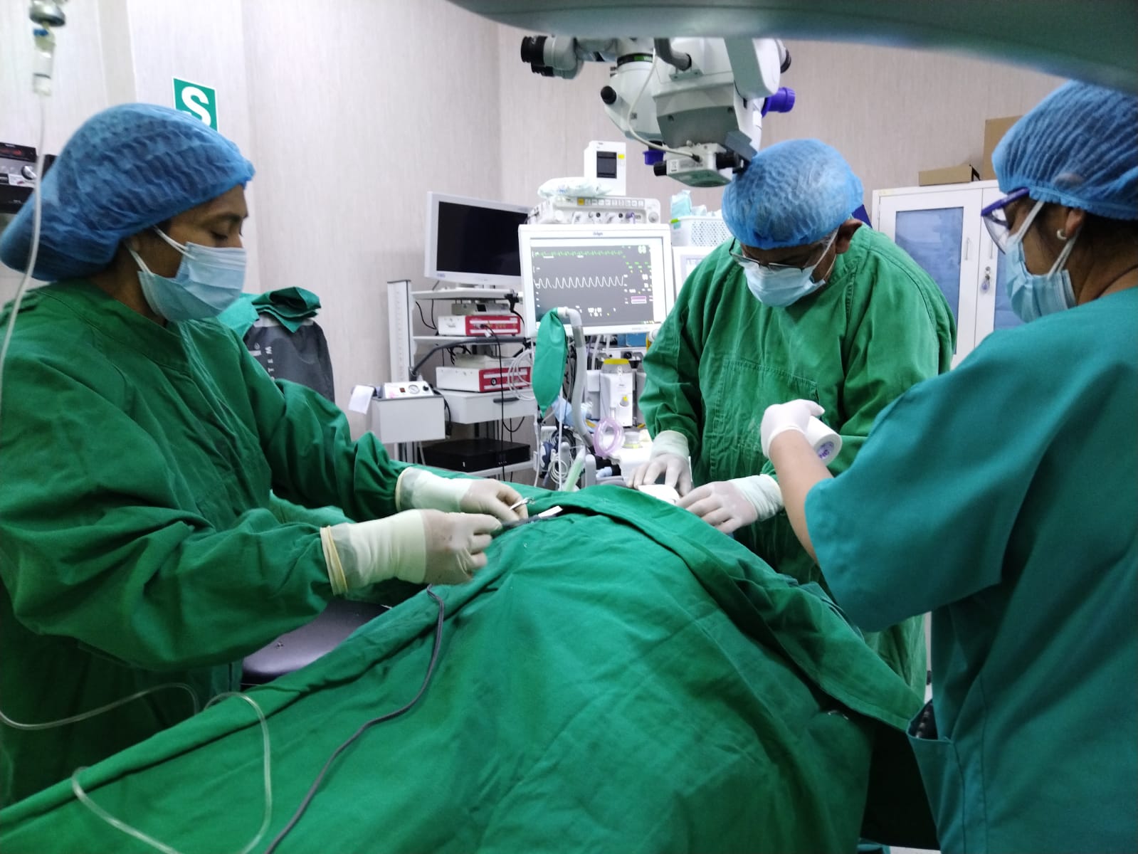 EsSalud Arequipa realiza desembalse quirúrgico de cataratas