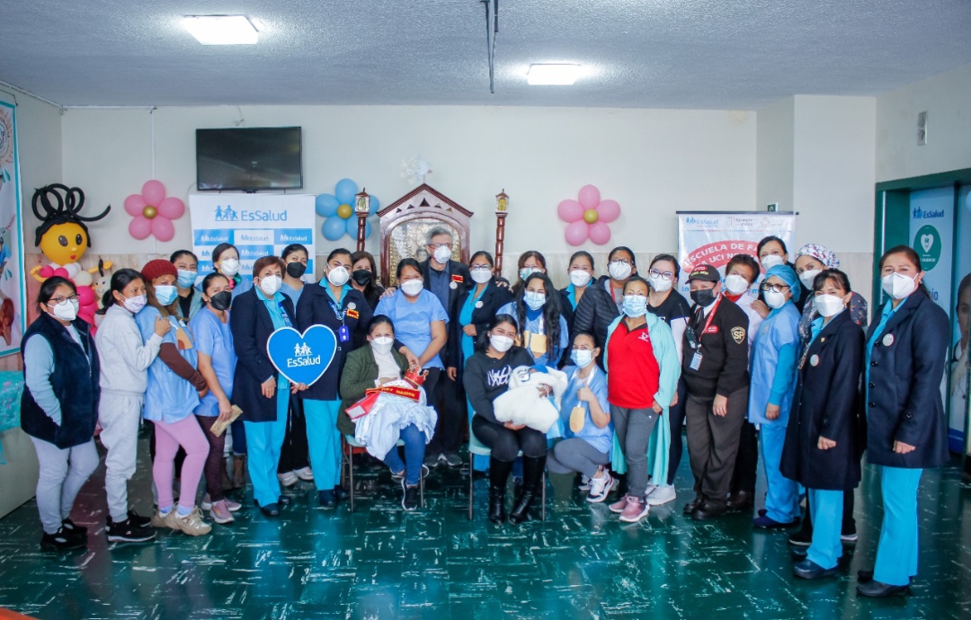 Essalud - Semana de la Lactancia Materna: Hospital Rebagliati premia a su ‘Rey Mamón Prematuro’