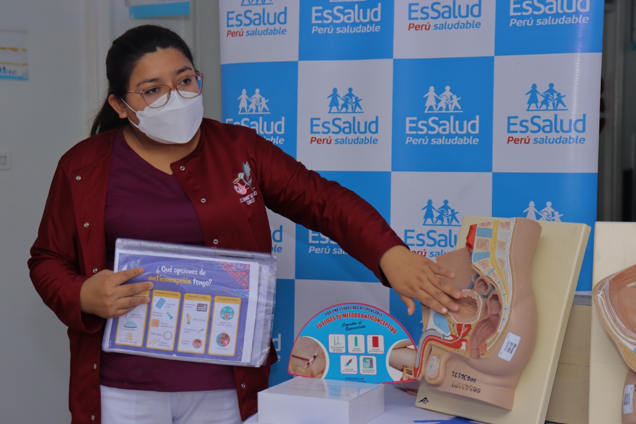 Essalud - Obstetras de EsSalud Piura promueven planificación familiar con charlas informativas