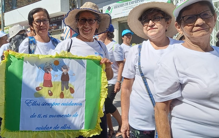 EsSalud Moyobamba: integrantes del CAM Rioja realizan caminata por el Día Internacional del Adulto Mayor