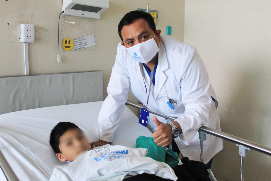 Médicos de EsSalud realizan autotrasplante óseo y salvan brazo a niño de 7 años