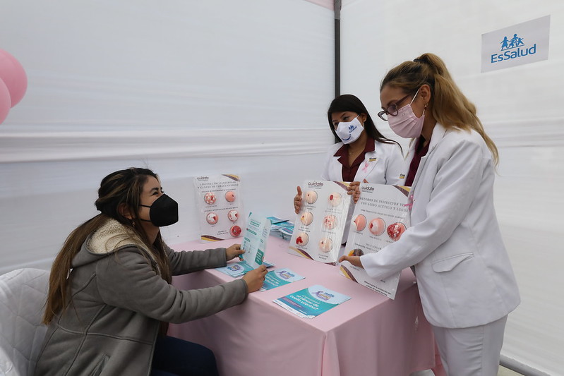 Essalud - EsSalud realizó campaña de prevención contra el cáncer de mama y cuello uterino en Plaza San Miguel 