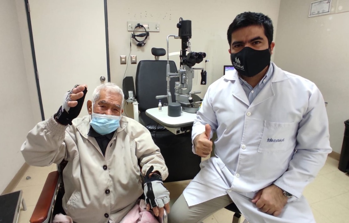 Essalud - EsSalud La Libertad: Hombre de 93 años recupera la visión gracias a especialistas del Hospital Virgen de la Puerta