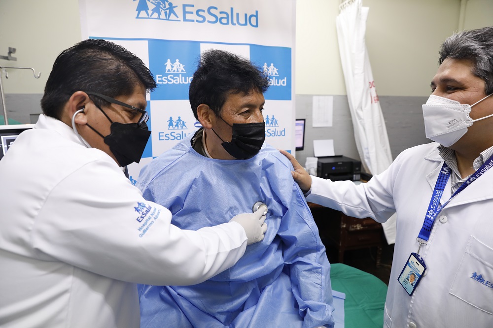 EsSalud: Profesor huaracino vuelve a alimentarse por la boca y a hablar después de dos años gracias a exitosa cirugía con pulmón artificial