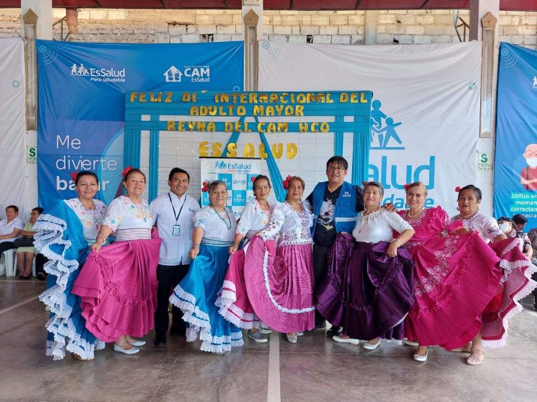 EsSalud Huánuco corona a octogenaria como reina del CAM por el Día internacional del adulto mayor