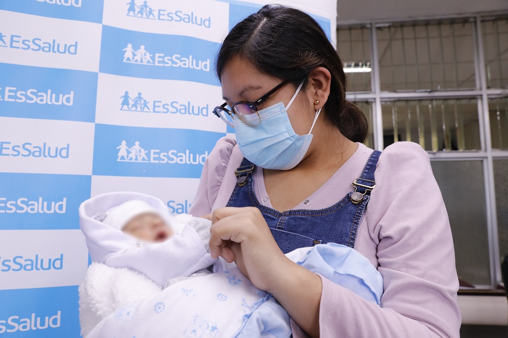 EsSalud: Especialistas salvan vida de bebé en cirugía realizada, por primera vez, dentro del vientre materno