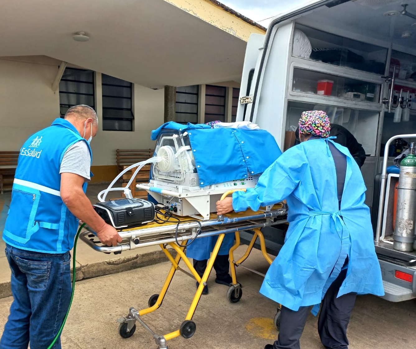 Essalud - Essalud Amazonas traslada a bebe asegurada en ambulancia aérea al INCOR para atención especializada