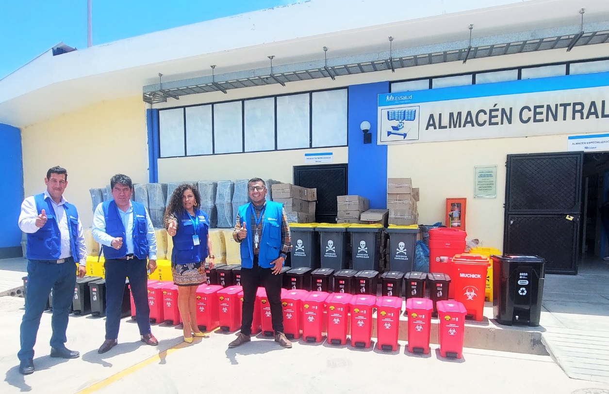 Essalud - EsSalud Ayacucho implementa nuevos contenedores para el manejo adecuado de residuos sólidos