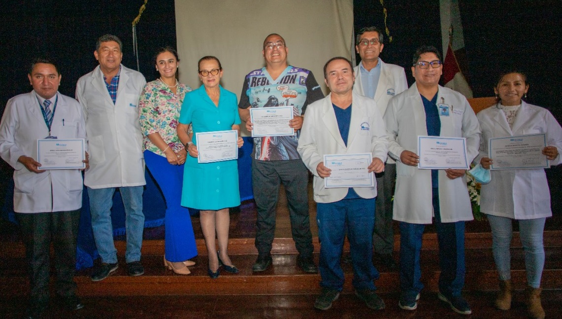 Essalud - EsSalud Arequipa reconoce a médicos por sus investigaciones