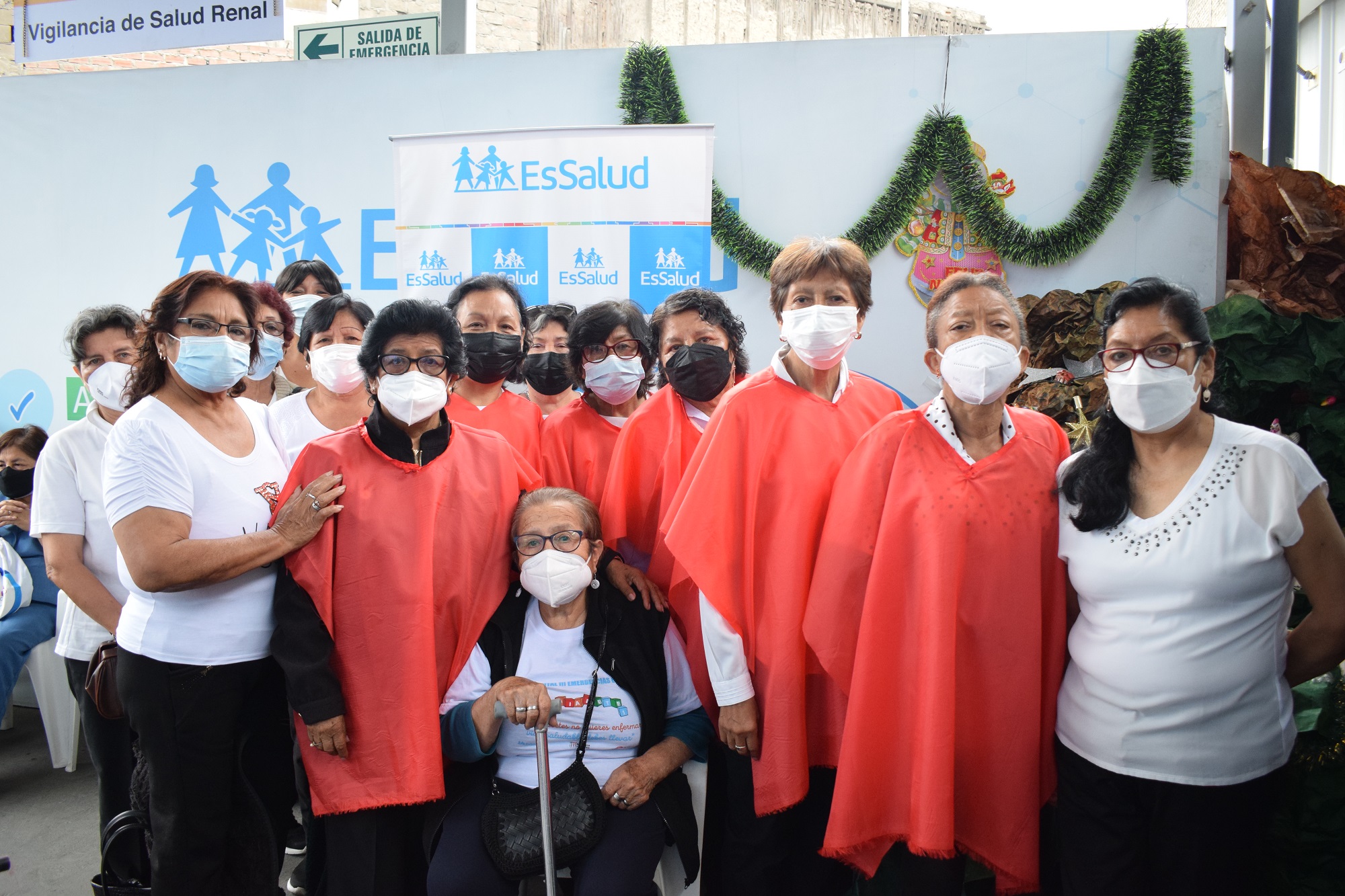 Essalud - A ritmo de villancicos y otros ritmos bailables adultos mayores del coro del hospital Grau celebraron la navidad