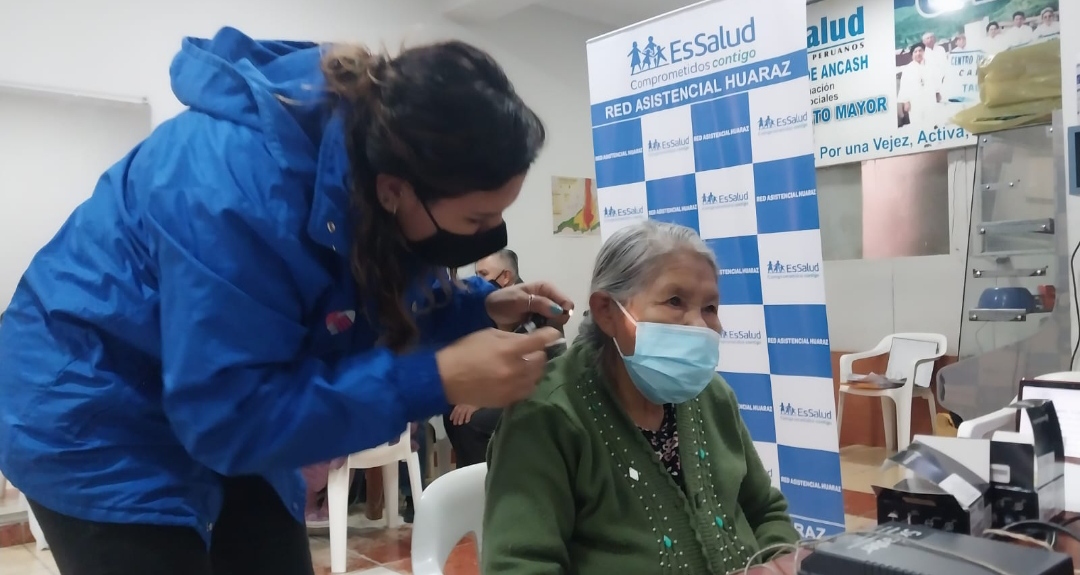 Essalud - EsSalud Huaraz entregó audífonos medicados a pacientes con problemas auditivos