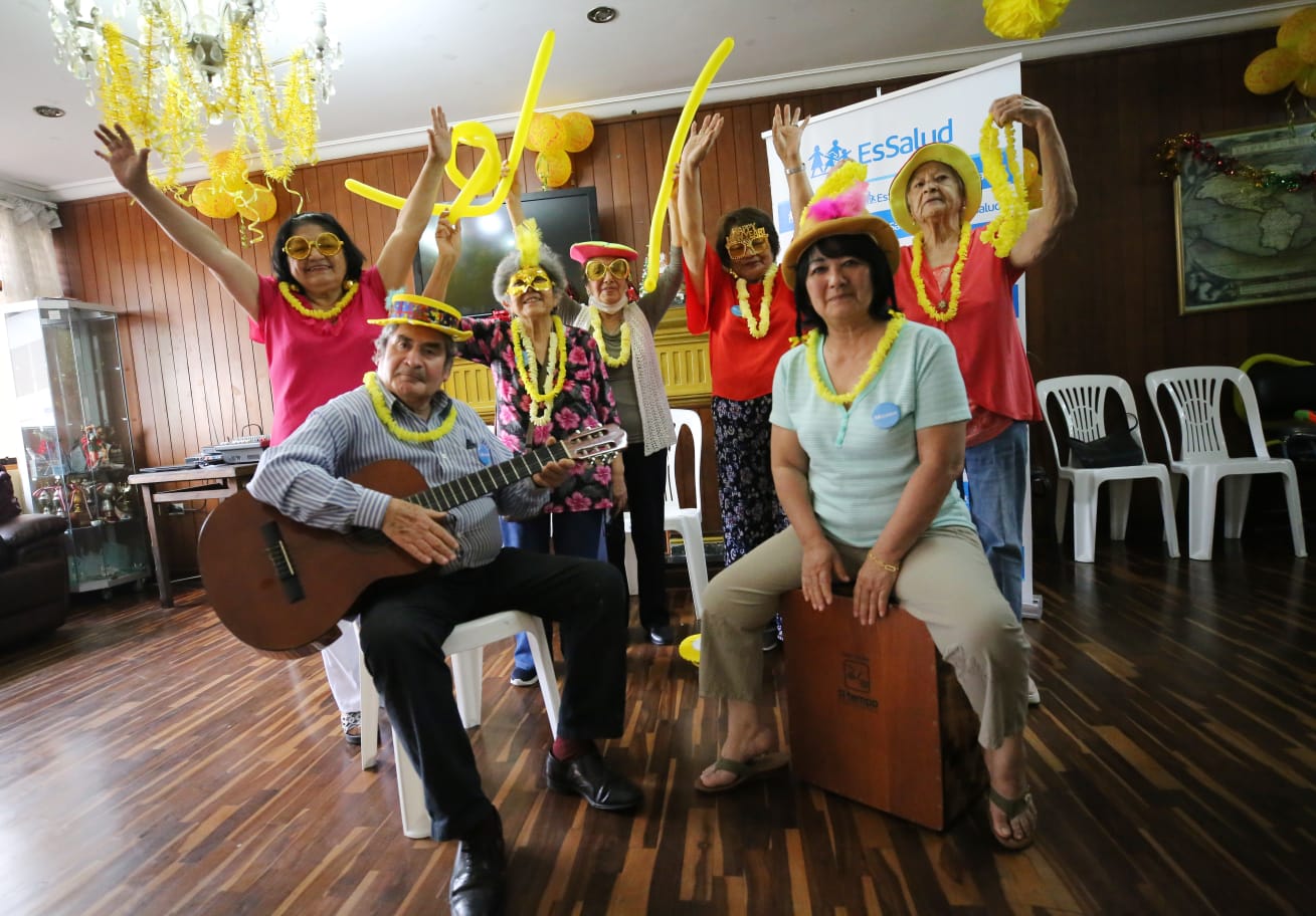 Essalud - EsSalud: A ritmo de cajón y guitarra, adultos mayores del CAM celebraron por anticipado el Año Nuevo 2023