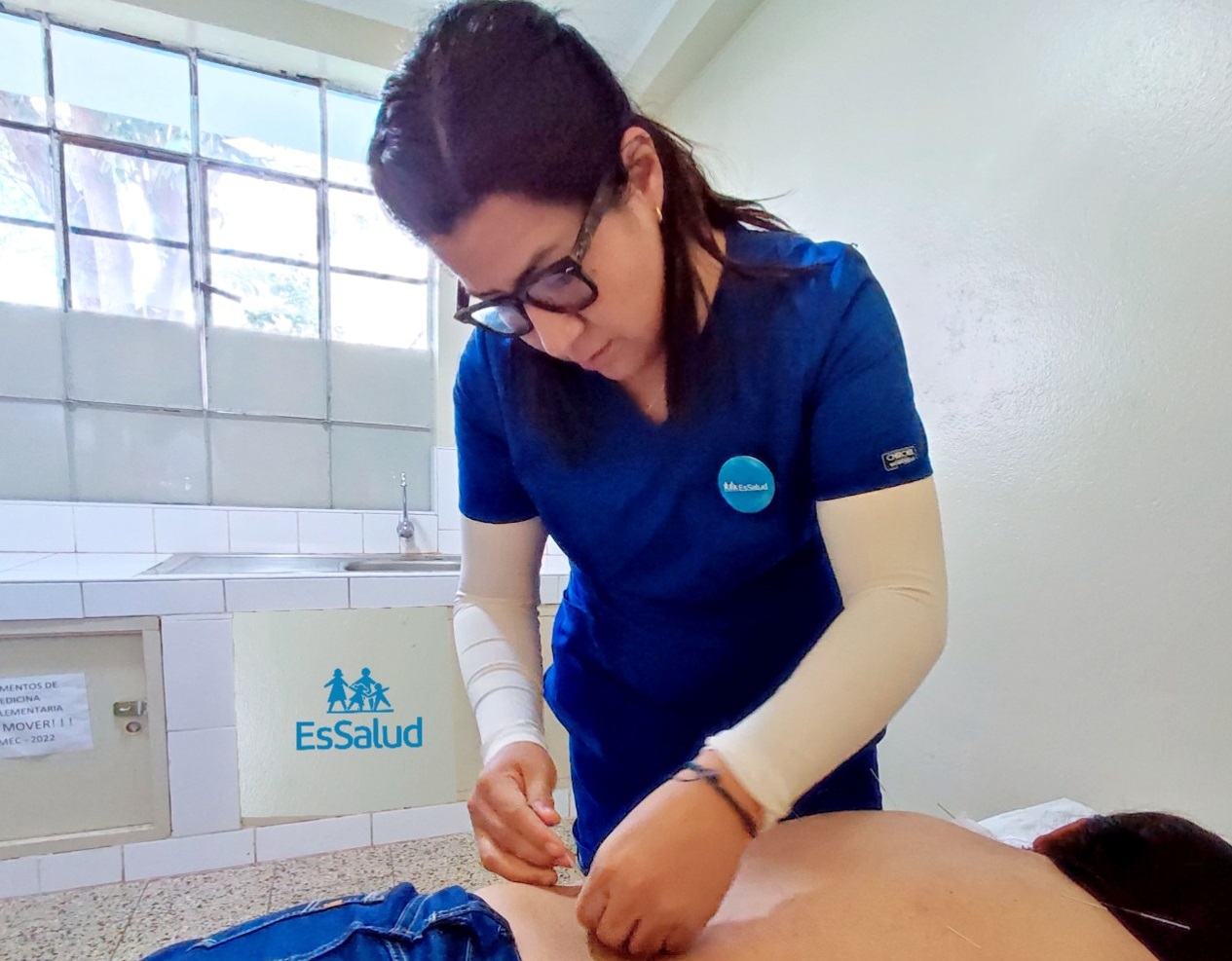 Essalud - Medicina Complementaria de EsSalud Ayacucho realiza tratamientos terapéuticos con acupuntura