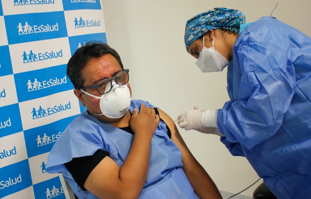 Essalud - EsSalud inició aplicación de vacuna bivalente contra la COVID-19 a 900 trabajadores del hospital que laboran en áreas críticas