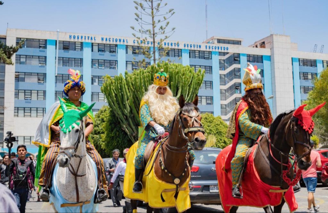 Essalud - Reyes Magos llevaron felicidad y juguetes a más de 30 niños de HNCASE de EsSalud