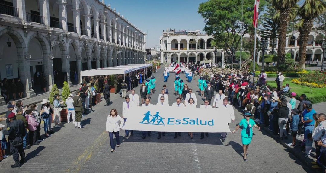 Essalud - EsSalud Arequipa rindió honores a la patria en primer izamiento del año de la region