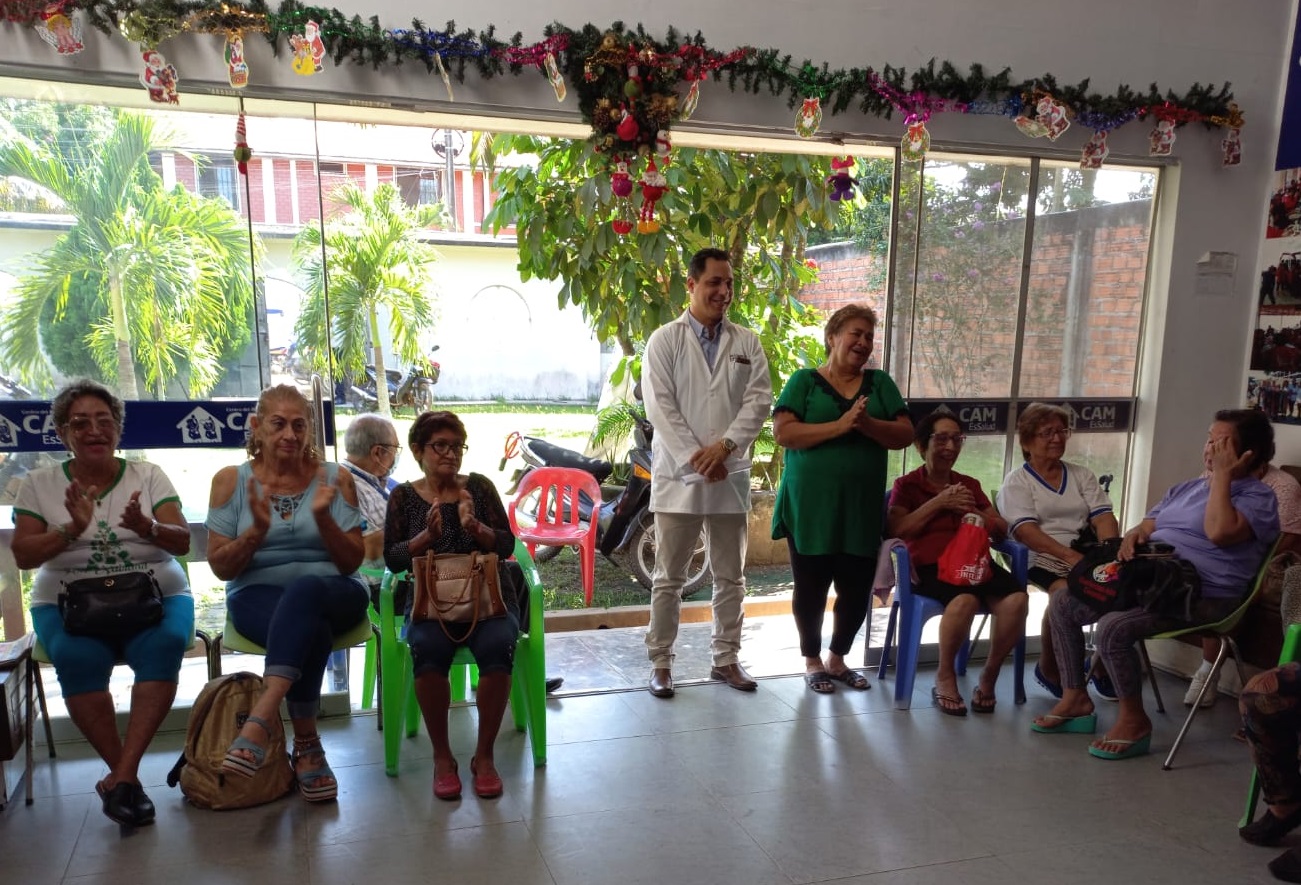Essalud - Trabajadoras Sociales del CAM de EsSalud Pucallpa llevan alegría a pacientes en festividad de Bajada de Reyes