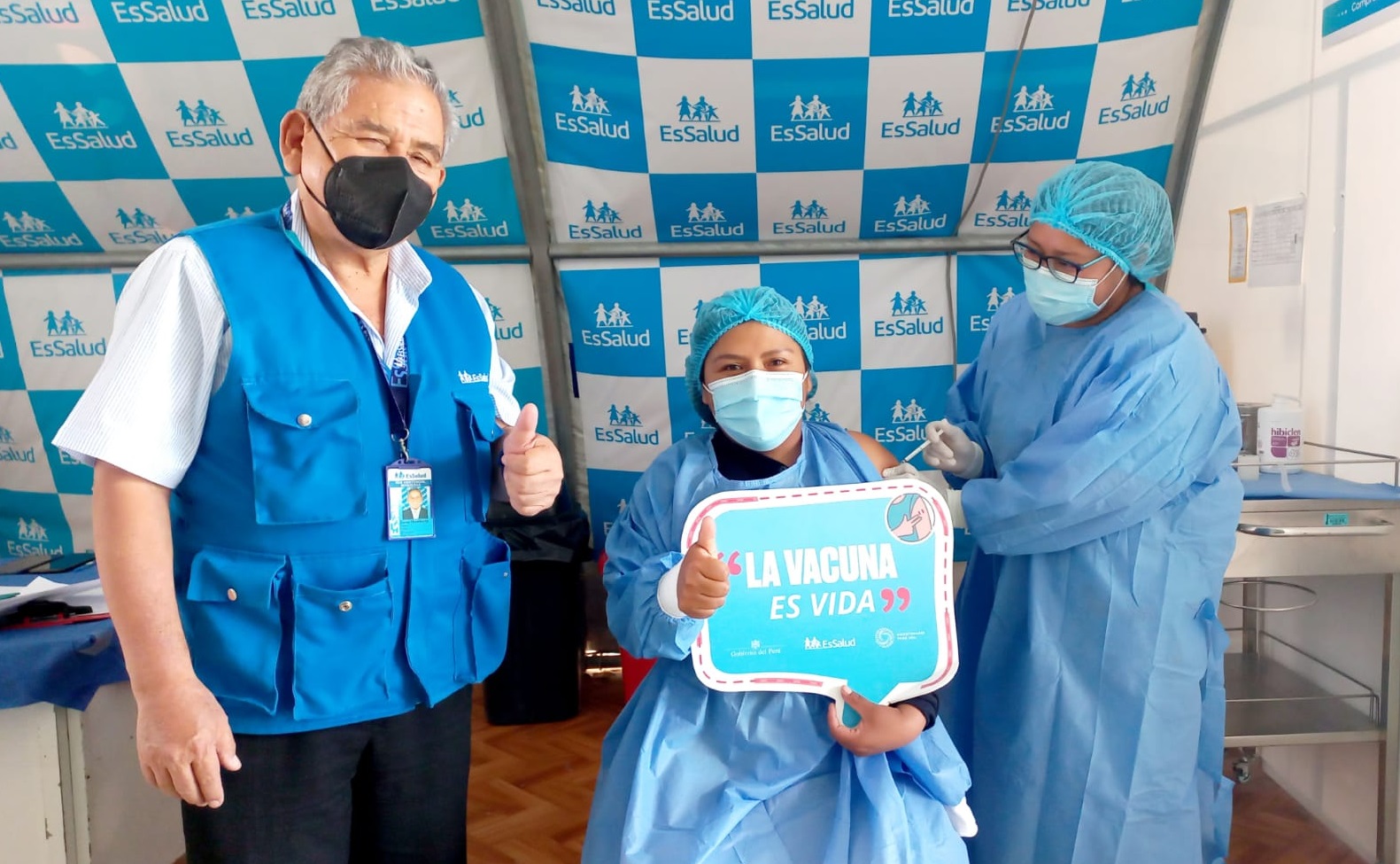 Personal de EsSalud Moquegua recibe vacuna bivalente contra la Covid-19