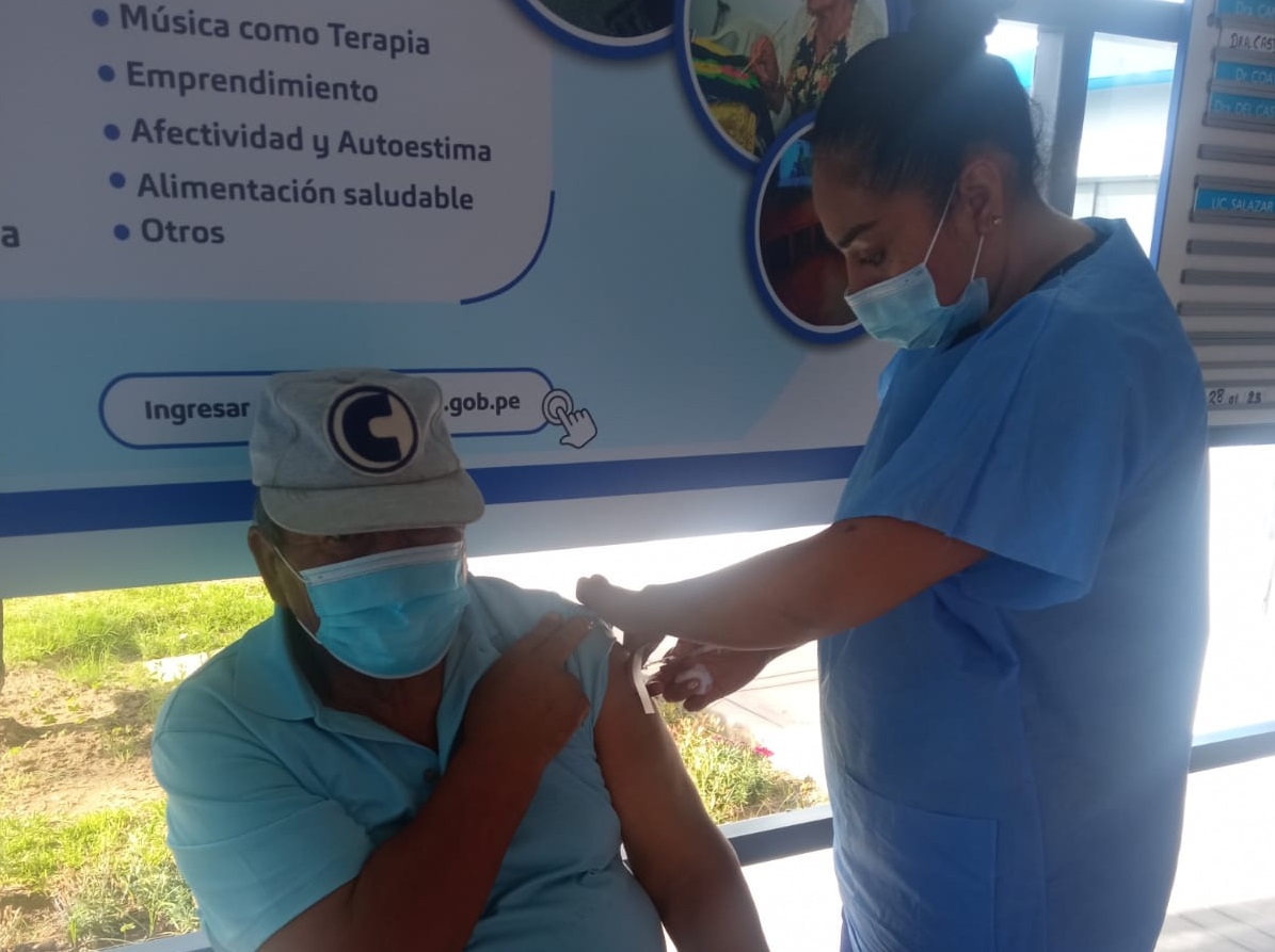 EsSalud Tacna vacuna con la bivalente a mayores de 60 años