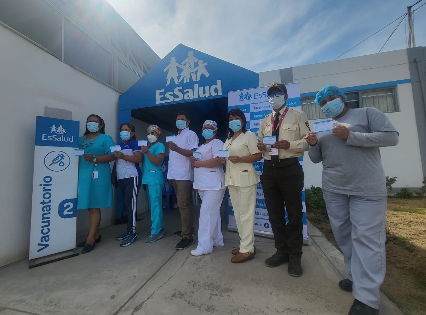Essalud - Personal de EsSalud Tacna aplica vacuna bivalente contra la Covid-19 a personal de salud