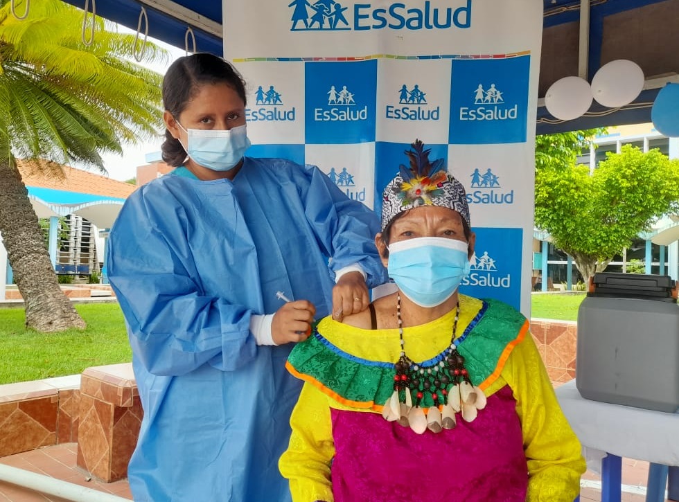 Essalud - EsSalud Ucayali inició vacunación bivalente contra la Covid-19 para mayores de 60 años