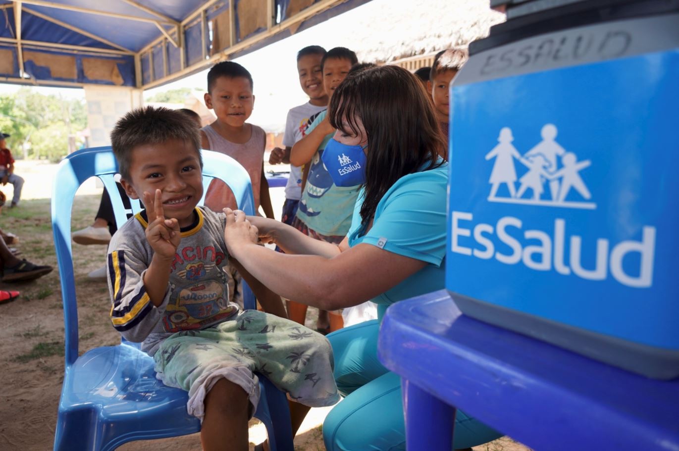 Essalud - Pucallpa: EsSalud llega a comunidad nativa con campaña de prevención del dengue y vacunación contra la COVID-19