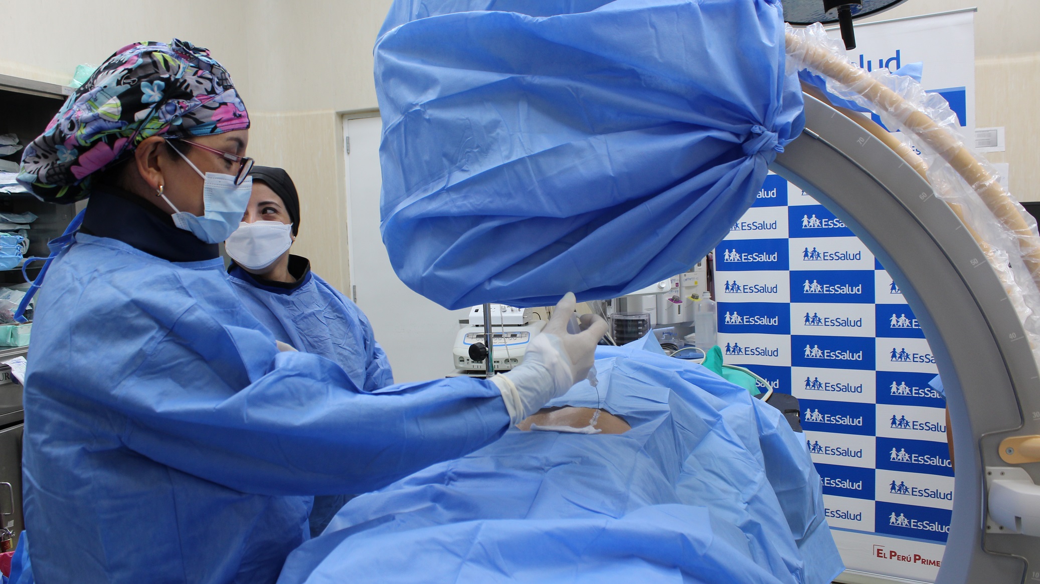 Essalud - EsSalud: con ozono y equipo Arco en C disminuyen el dolor lumbar por hernia discal en hospital Negreiros
