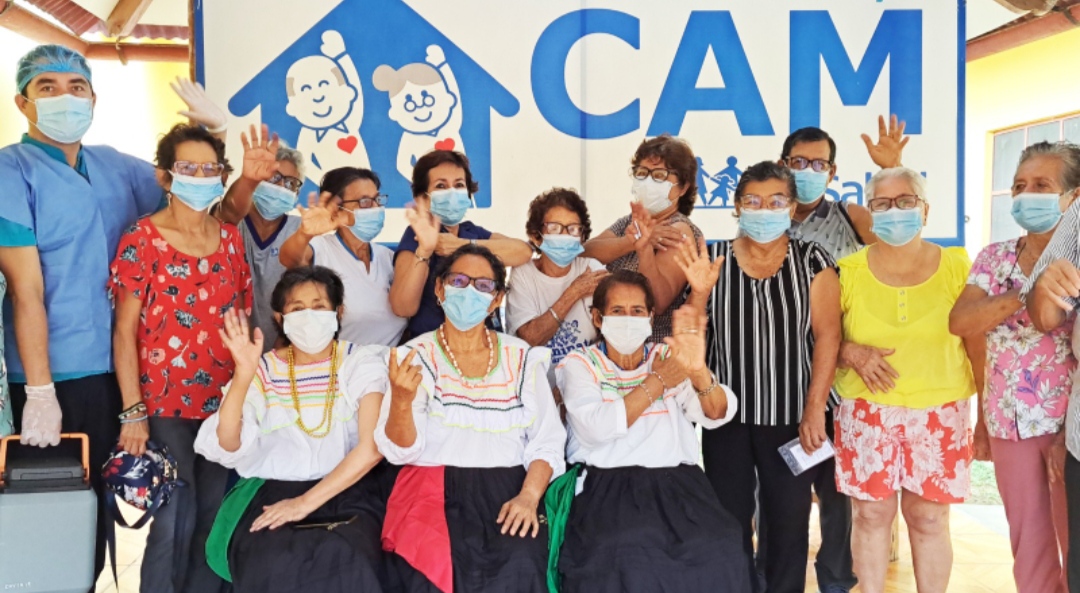 Essalud - Integrantes del Centro del Adulto Mayor Tarapoto reciben la dosis de la vacuna bivalente