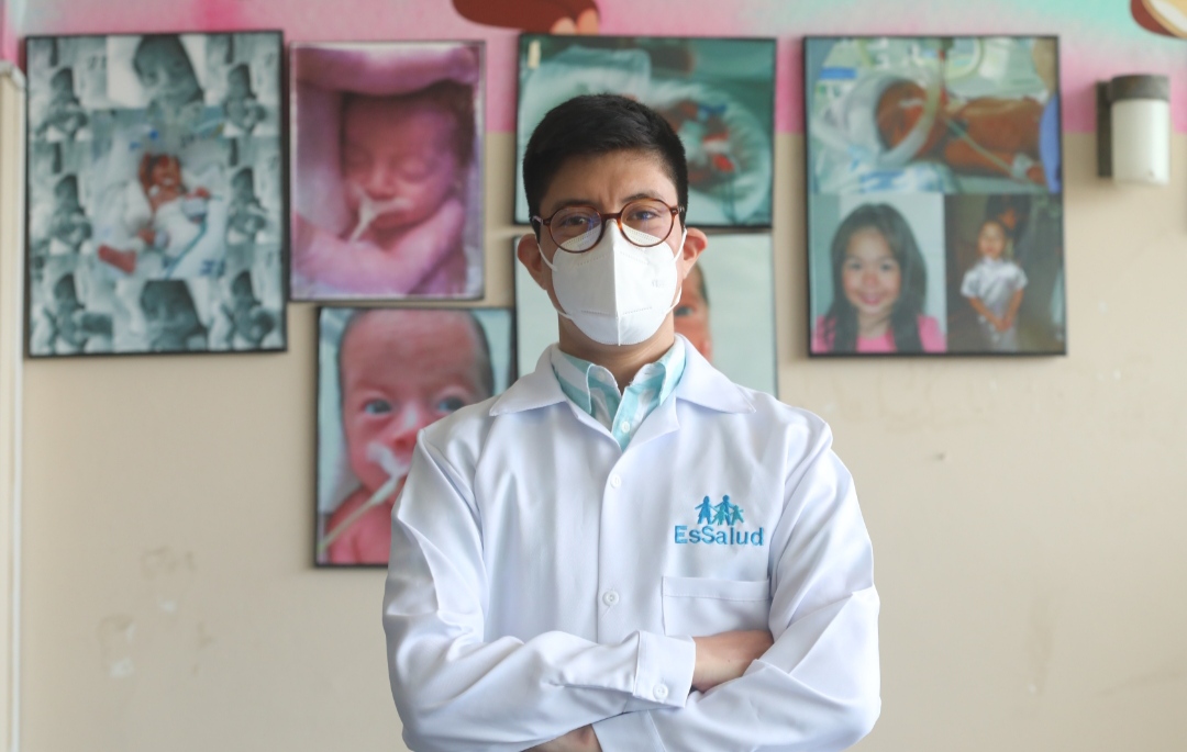 EsSalud: joven que nació prematuramente ahora es pediatra de la sala de Neonatología de hospital Rebagliati