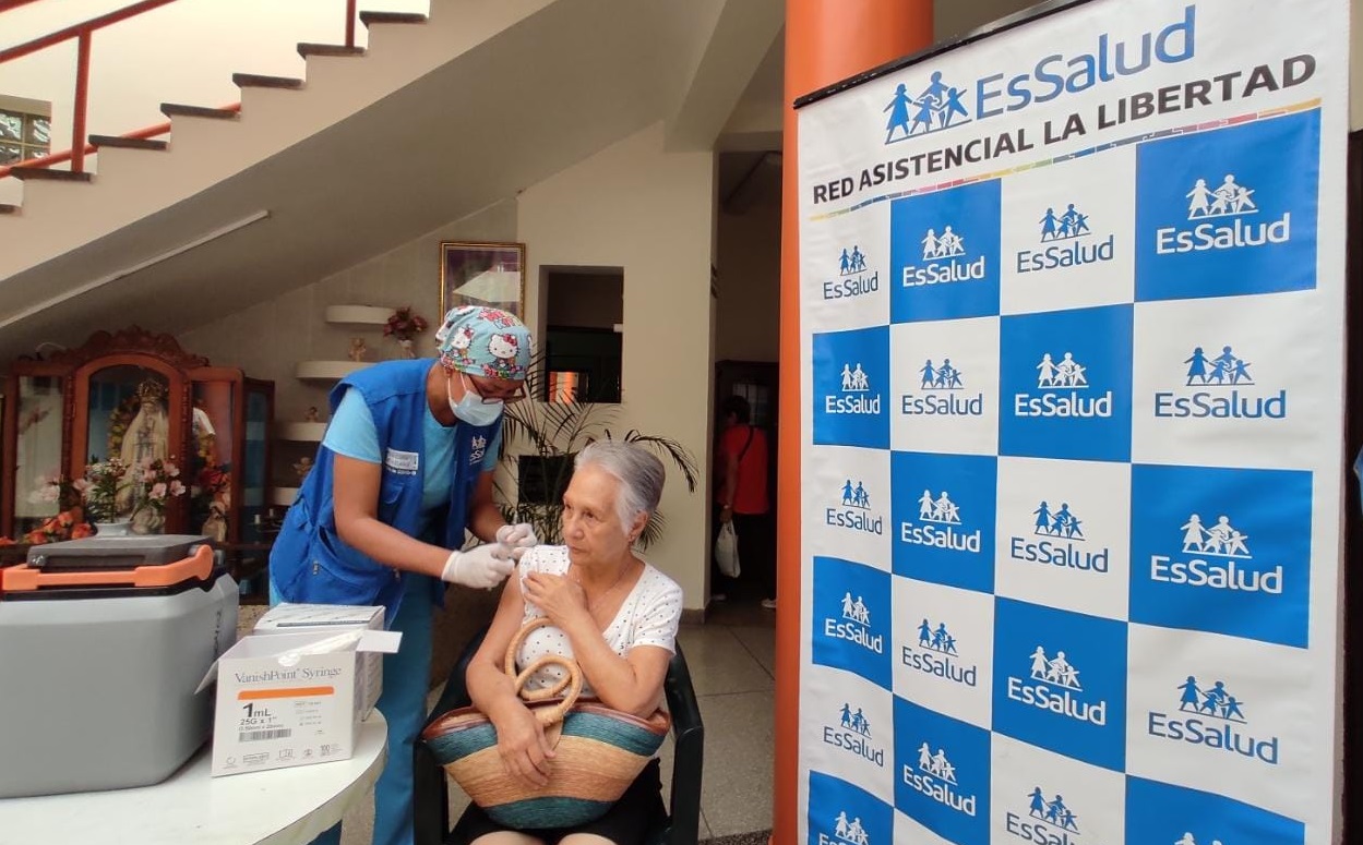 Essalud - EsSalud La Libertad dio inicio a la aplicación de Vacuna Bivalente para Adultos mayores