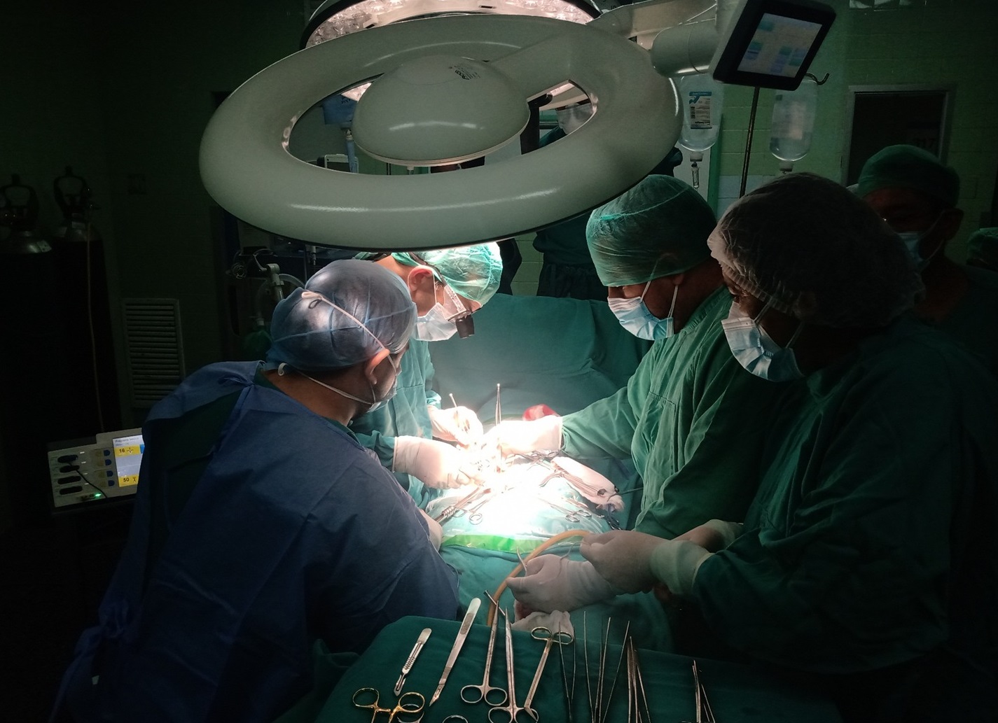 Essalud - Médicos del Almanzor Aguinaga realizan tres cirugías en una sola intervención a paciente con cáncer
