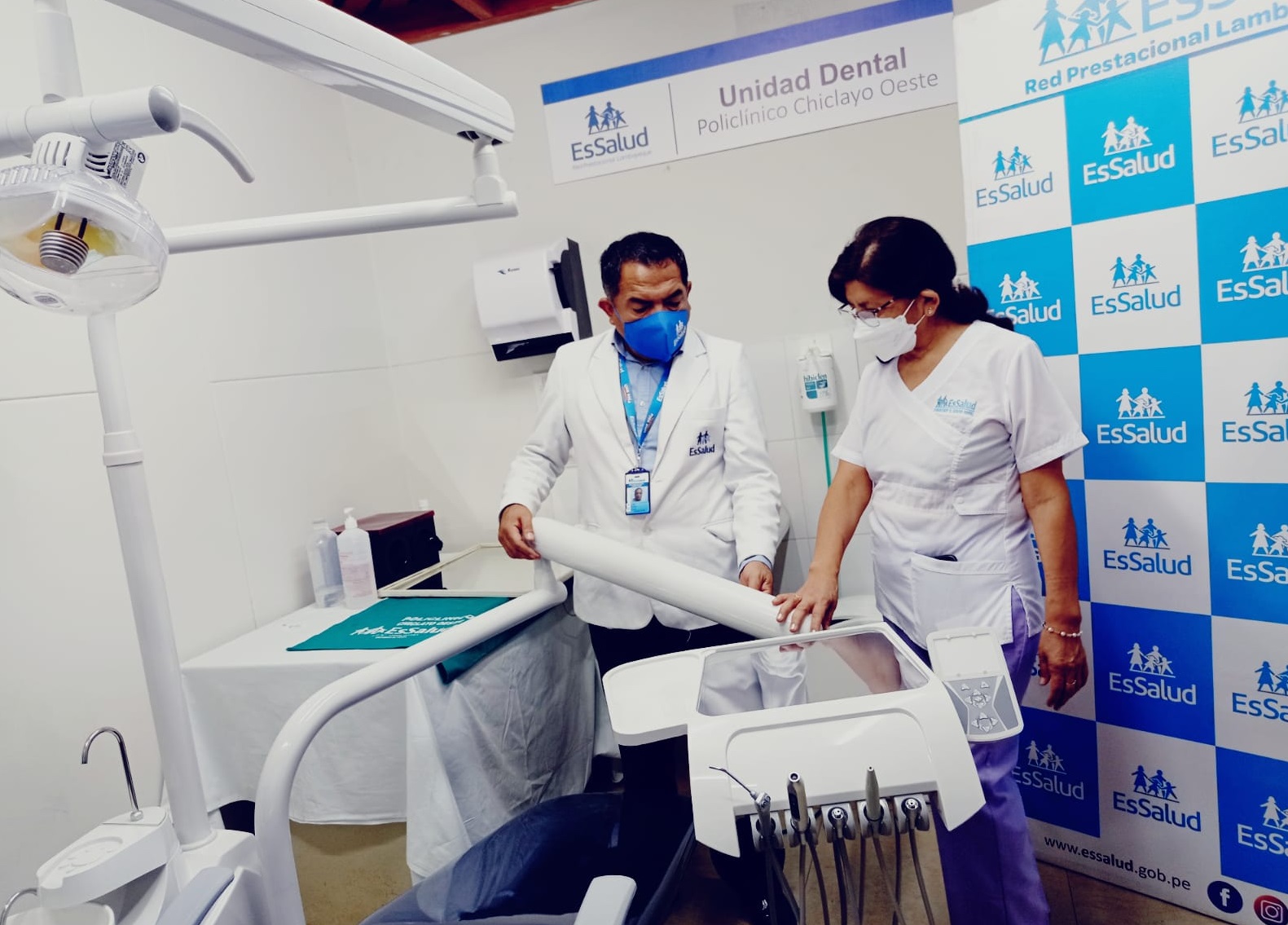 Essalud - EsSalud Lambayeque entrega 23 modernas unidades dentales a establecimientos de salud