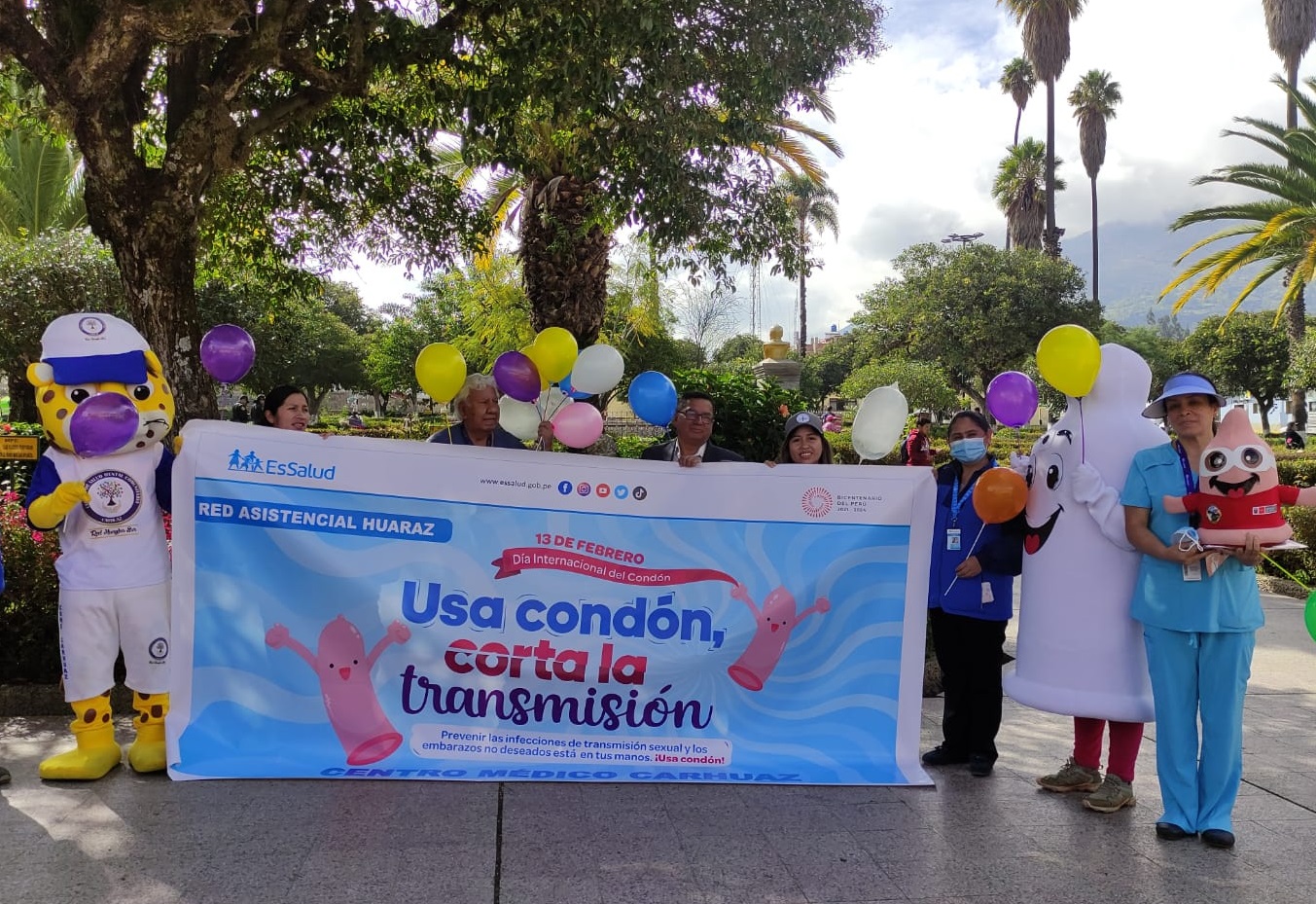 Essalud - EsSalud Huaraz entregó preservativos como parte de campaña por el Día Internacional del Condón